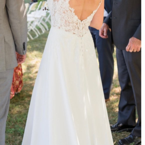 Essense of Australia Wedding Dress - style D3370 - Picture 6 of 8